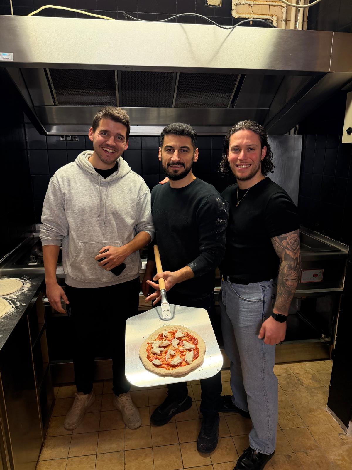 Max, Serdon und Fabio gemeinsam in der Pizzaküche